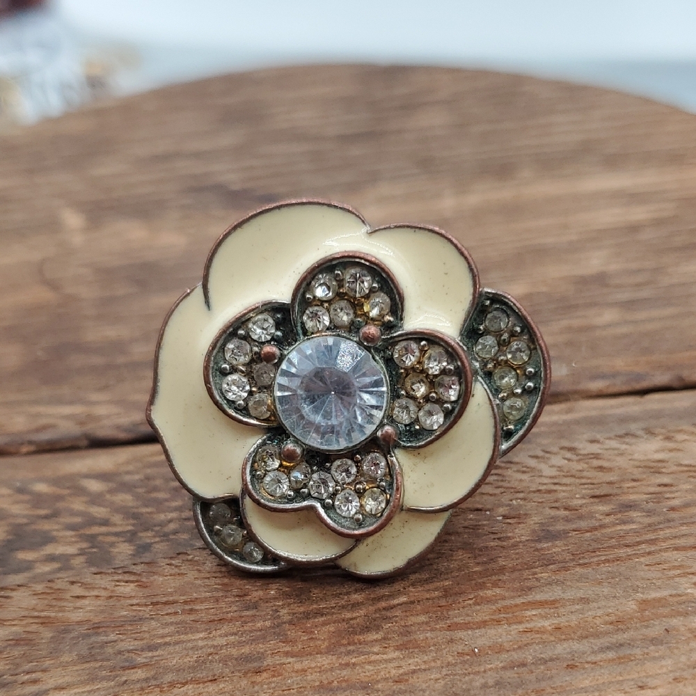 Cream Floral Crystal Statement Ring - Size 5 R818